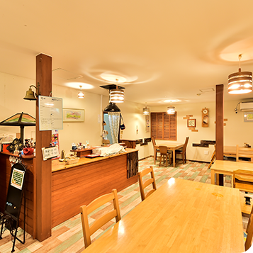 自然光が差し込む広々としたダイニングルーム