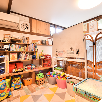 おもちゃや遊具が揃ったキッズルーム