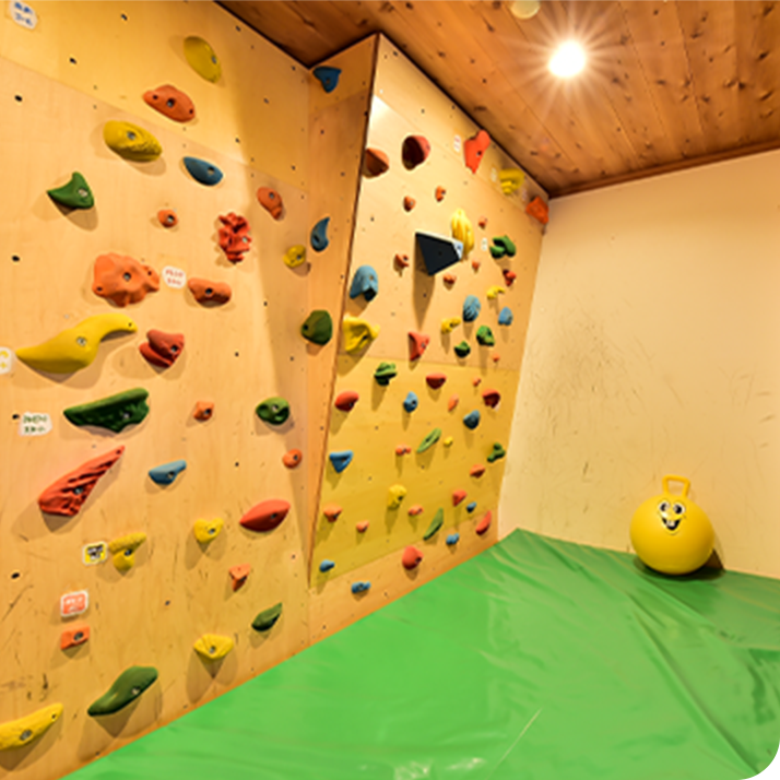 子どもから大人まで楽しめるボルダリングウォール